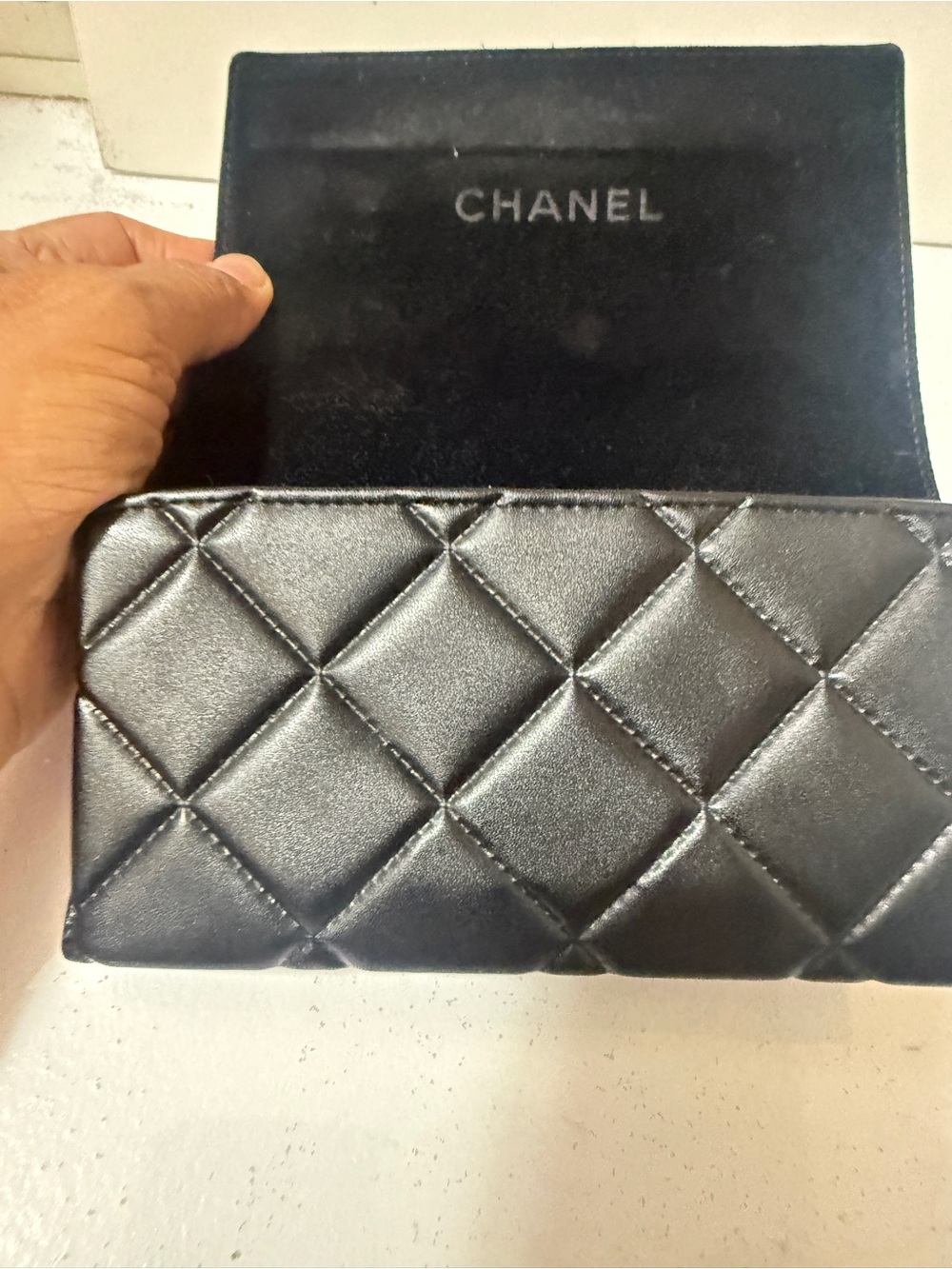 CHANEL Black Leather sunglasses case with Embossed Logo - Picture 7 of 11